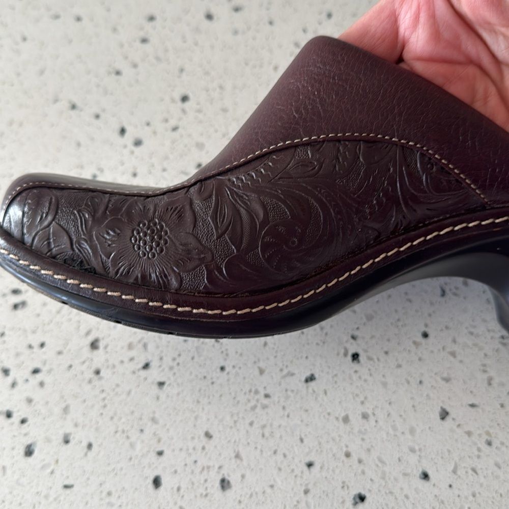 Sofft Women's Size 8.5 Brown Leather Clogs Mules Floral Tooled Slip On Shoes EUC - Picture 10 of 12